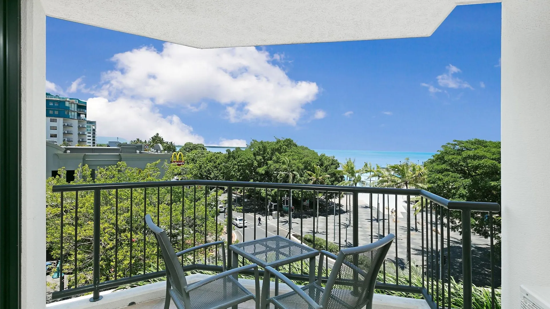 Hotel Mantra Esplanade Cairns