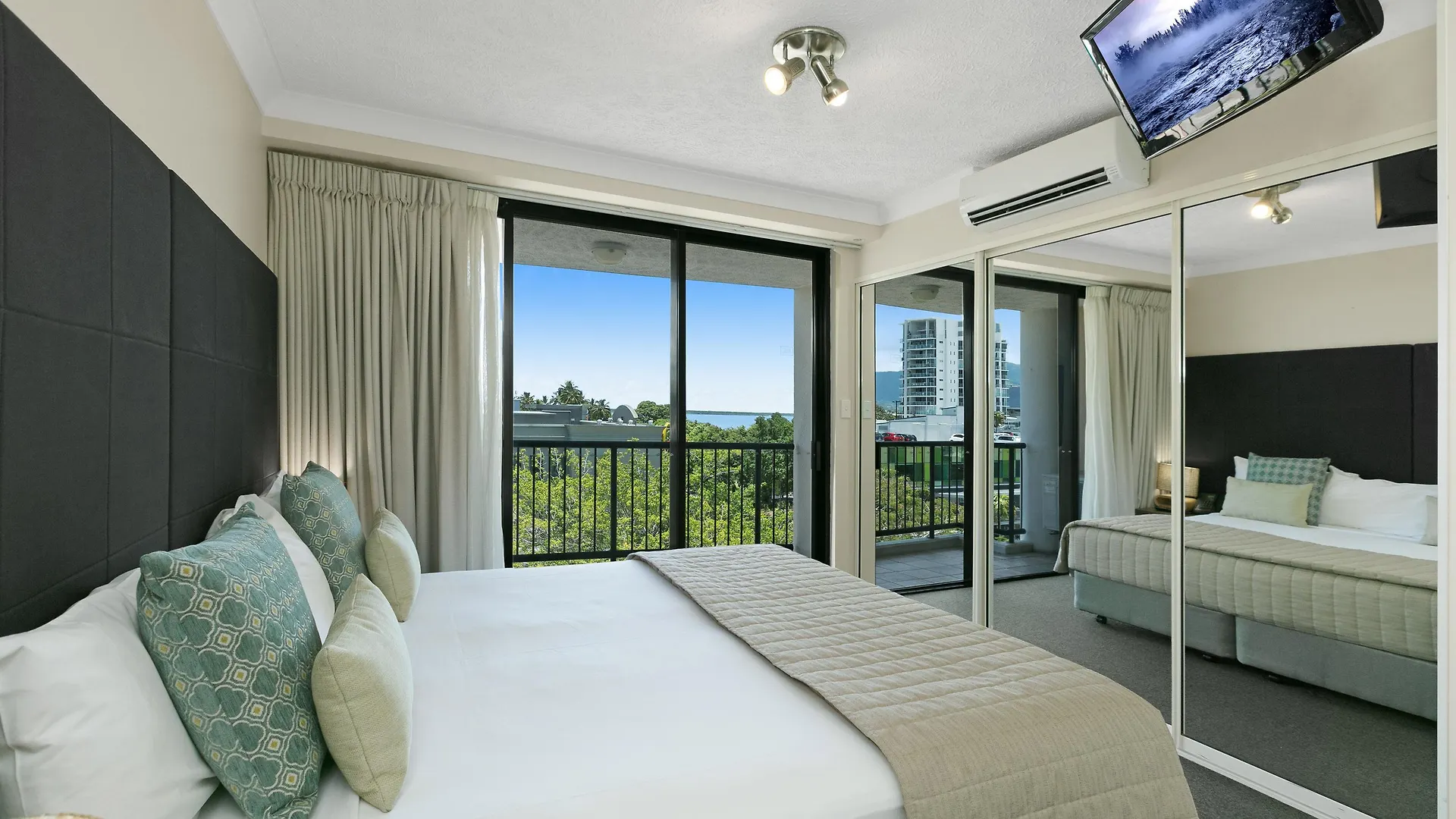 Hotel Mantra Esplanade Cairns