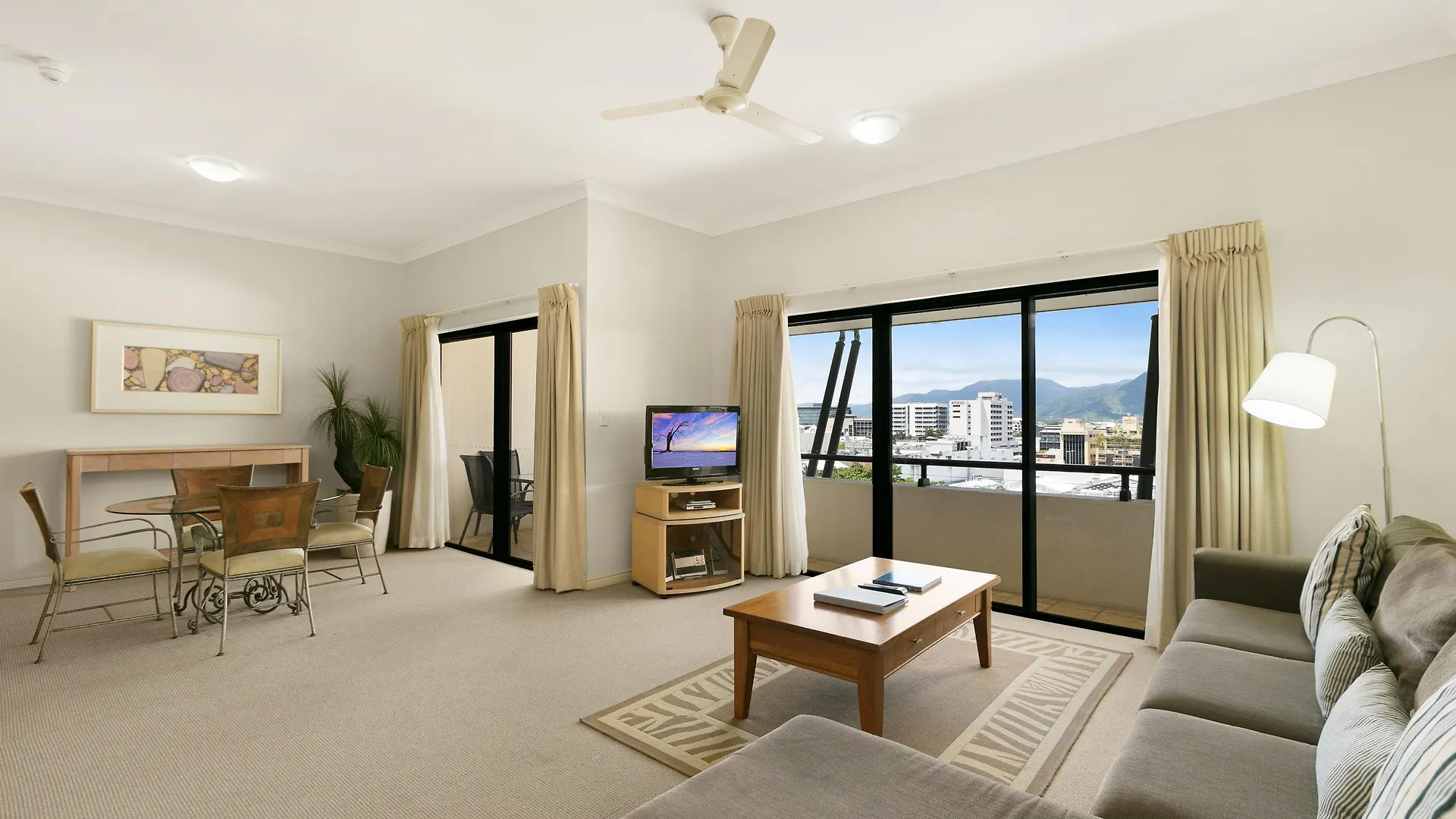 Hotel Mantra Esplanade Cairns