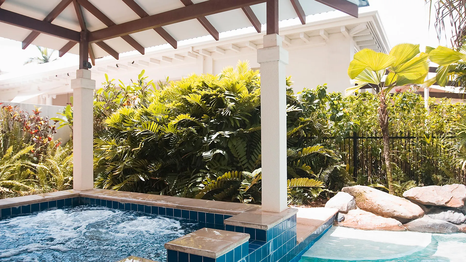 Hotel Mantra Esplanade Cairns