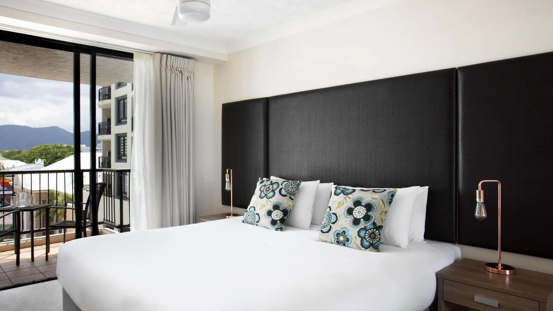 Hotel Mantra Esplanade Cairns