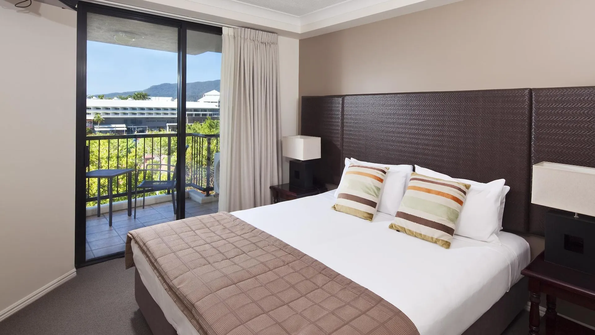 Hotel Mantra Esplanade Cairns